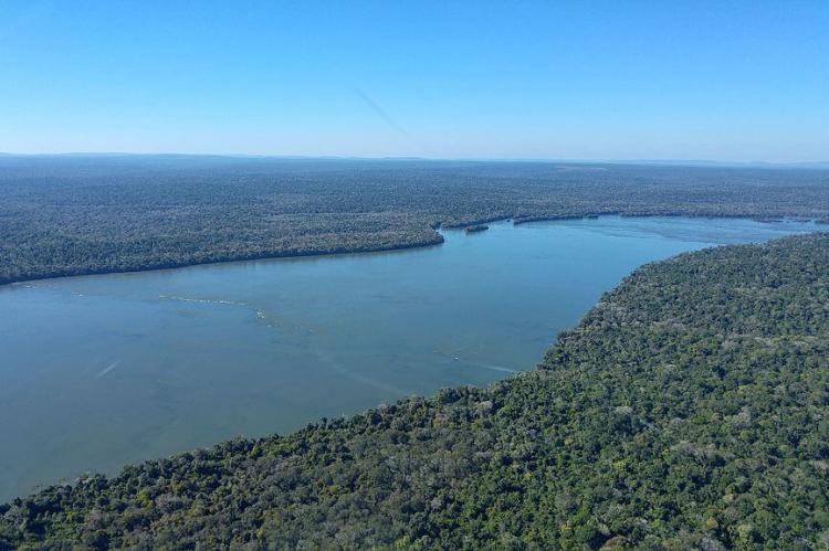 Iguaçu river, just before the Iguaçu falls is the natural border between Brazil (right) and Argentina (left)
