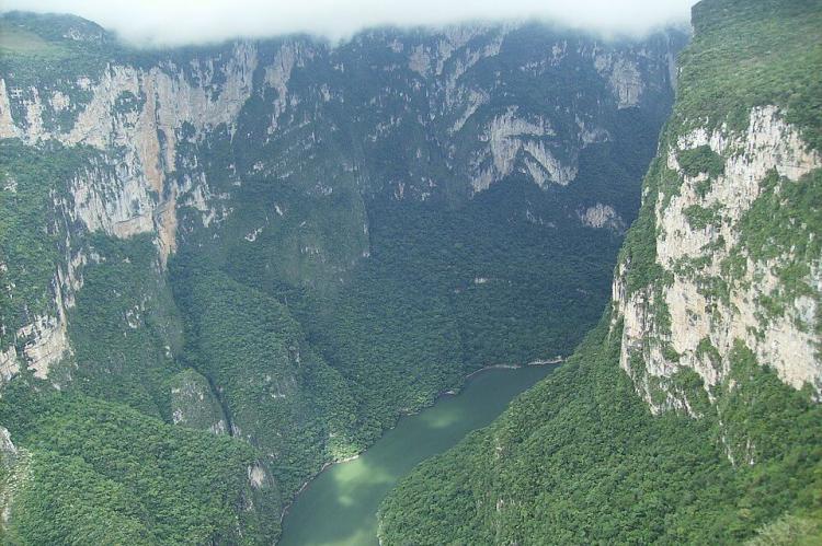 Sumidero Canyon: view of the river valley from the air - by User:Eternalsleeper - Own work by the original uploader, Public Domain, https://commons.wikimedia.org/w/index.php?curid=65938220